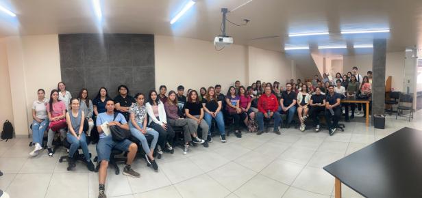 Dialoga Chava Calderón con estudiantes del IISCH | En Cambio Noticias